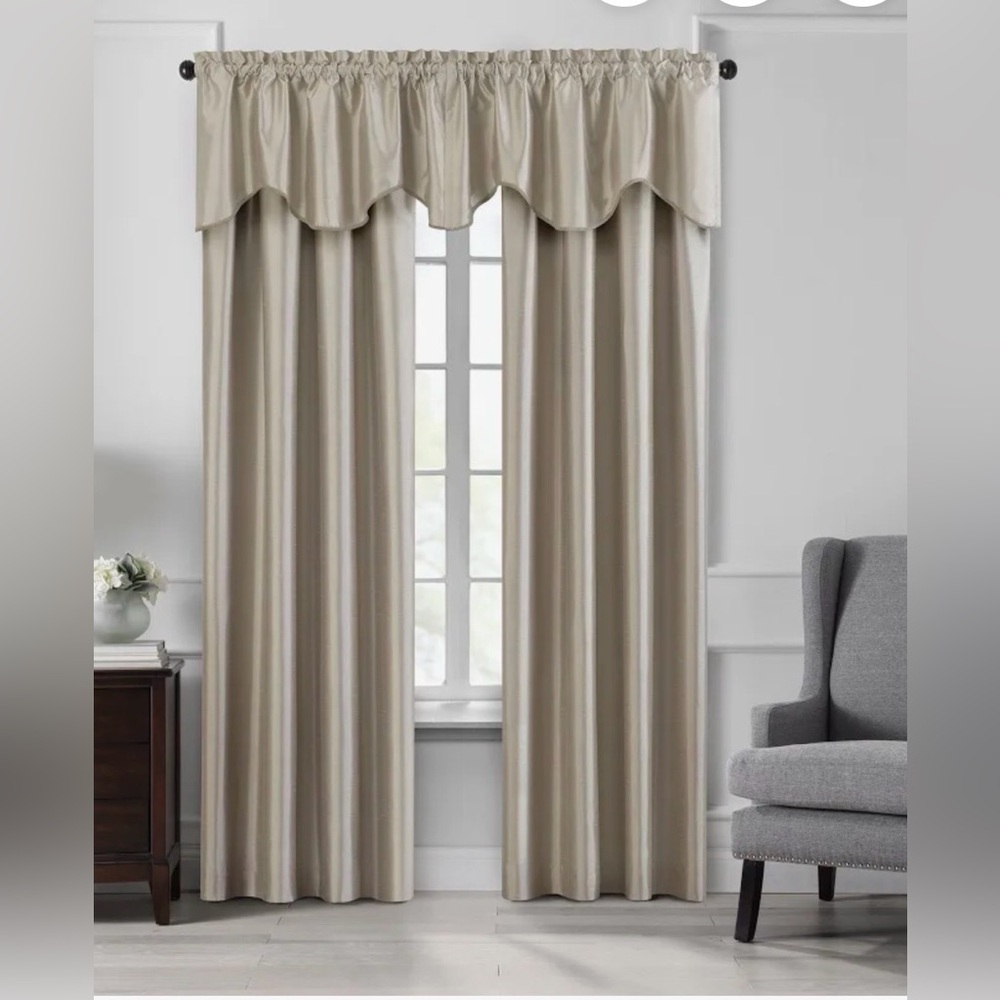Elrene Home Fashions Colette Faux Silk Scalloped 21-in Ivory rod pocket valance